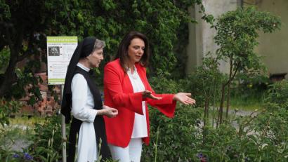 Äbtissin Laetitia Fech im Gespräch mit Moderatorin Uschi Dämmrich von Luttiz.  	Bild: Grüner