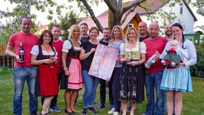 Die Clubfreunde Rot-Schwarz feiern Jubiläum. Dazu dient der zweite "Besen" auf dem Wernberger Marktplatz. Dazu gibt es am 16. Juni Wein, Schmankerl und gute Laune.	Bild: exb