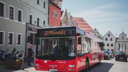 Der Linienbus nach Flossenbürg macht am Neustädter Stadtplatz Halt. Doch welche Richtung schlägt der Nahverkehr in Zukunft grundsätzlich im Landkreis ein? Diese Frage treibt die Bürger offenbar nicht allzu sehr um.  	Bild: Meister