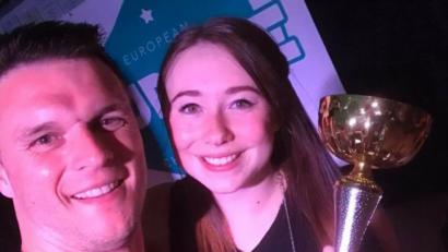 "Euroke"-Moderator Benny Redinger und Nina Schiller aus Vohenstrauß freuen sich auf das Finale der Karaoke-Europameisterschaft auf Kreta.  	Bild: exb/Benny Redinger