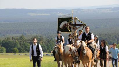 Markus Bierler von den Haflingerzüchtern und Pferdefreunden Kemnath am Buchberg führt den Reiterzug mit dem Kreuz an.  	Bilder: ads (2)