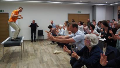 Kaum jemanden hält es während des Vortrags auf den Sitzen. Thomas Eberl (links) begeistert das Publikum.	Bild: sbü