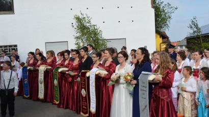 Fahnenbänder sollen an das Jubiläum der Freiwilligen Haag erinnern und die Vereinsfahnen der beteiligten Wehren zieren.	Bilder: bej (2)