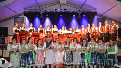 Die Blaskapelle Weiding verstand es, Stimmung zu machen. Da ließen sich die Haager Festdamen um Festmutter Anette Pößl und Festbraut Helena Streck (Mitte) nicht lange bitten. 	Bilder: bej (2)