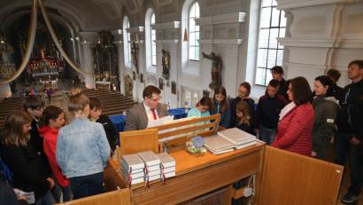 Organist Holger Popp gibt in der Pfarrkirche Einblicke in die Orgel auf der Empore.