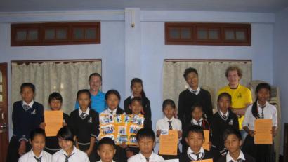 In der Schule der Don-Bosco-Salesianer tragen die Kinder einheitliche Keidung. Bei seinem letzten Besuch in Zubza geben die Heranwachsenden Hans Rupprecht (hinten, links) Dankschreiben für die Pateneltern mit.  	Bild: