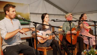 Jonas, Tabea, Hans und Sarah Well (von links) traten beim "Kulturabend" in Fronberg auf. Anlass war die Einweihung der dortigen Freiflächen-Photovoltaikanlage.  	Bild: Hirsch
