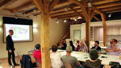 Zentrales Thema der Gemeinderatssitzung in Etzelwang war die Planbesprechung zur Dorferneuerung mit Architekt Markus Rösch (links). Die Ergebnisse eines Bodengutachtens zeigen: Die bisher geplante Bebauung mit einem Mehrzweckgebäude entfällt oder muss deutlich reduziert werden, da der Boden nicht die nötige Tragfähigkeit besitzt und eine entsprechende Bodensanierung sehr teuer ist.  	Bild: csk