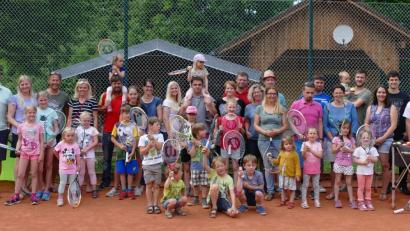 Norbert Schecklmann (links), dem Vorsitzenden der Tennisfreunde Oberbibrach, ist es wichtig, dass sich große und kleine Spieler bei dem Schnuppertraining wohlfühlen. Die Regie des Trainings übernimmt Frank Prechtl (rechts).	Bild: hai