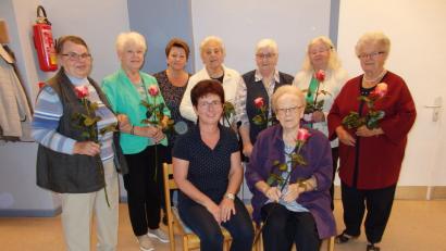 hinten v.li. Mathilde Bäuml, Anni Mayer, Rosi Sammet (Frauenbund-Führungskreis), Annemarie Höning, Angela Würth, Brunhilde Eckert, Mariele Schäffler; vorne sitzend: Vorsitzende Helene Kraus und Lina Schedl.