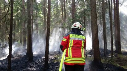 Die Löscharbeiten sind nicht ganz einfach, da es im Bereich des Brandherds keine Wasserversorgung gibt.  	Bild: jma