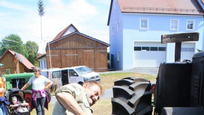 "Nichts für schmächtige HB-Männchen": Ein Zündschlüsseldreh oder Knopfdruck genügt nicht, damit Gerhard Wild seinen 75 Jahre alten Lanz- Bulldog zum Leben erwecken kann.  	Bild: bjp