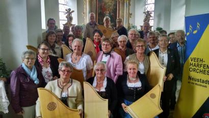 Das Neustädter Veeh-Harfen-Orchester unter Leitung von Konny Kraus (Zweite von links) musiziert beim größten Volksmusikspektakel Europas im niederbayerischen Regen.