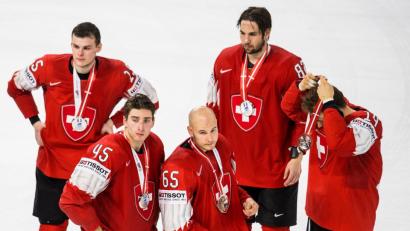 Traurige Eidgenossen: Die Schweizer hatten den großen Favoriten Schweden im Finale der Eishockey-WM am Rande einer Niederlage. Das Penaltyschießen entschied letztlich zugunsten der Skandinavier.  	Bild: Petter Arvidson/dpa