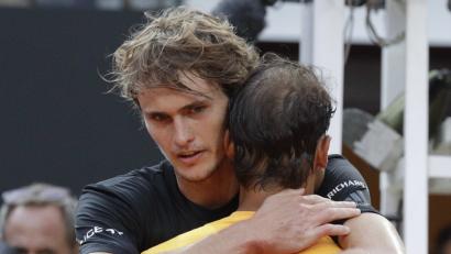 Alexander Zverev umarmt seinen Bezwinger Rafael Nadal nach dem Endspiel in Rom.  	Bild: Gregorio Borgia/dpa