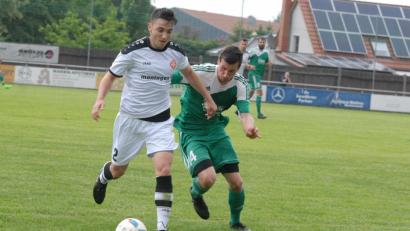 Der SV Mitterteich verlor das letzte Spiel in dieser Saison gegen den 1. SC Feucht mit 2:4. Hier verfolgt Manuel Dürbeck (rechts) den Gästespieler Ljuban Ivic.  	Bild: Gebert
