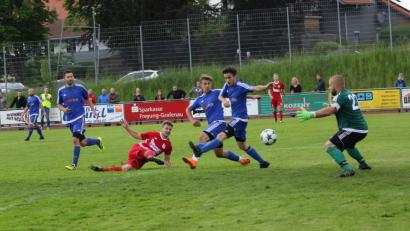 Der späte Nackenschlag in der zweiten Minute der Nachspielzeit: Waldkirchens Mario Stahlberger (Zweiter von links) erzielte per Seitfallzieher den Treffer zum 2:1. Nur wenig später kassierte der SV Etzenricht sogar noch den dritten Gegentreffer.  	Bild: Michael Duschl