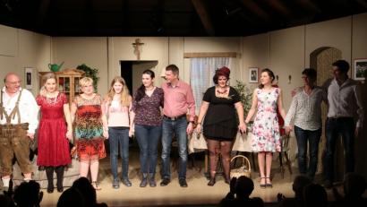 Die Etzenrichter Laienspieler fühlten sich auch auf der Steinachbühne in Algund wohl und hatten die Lacher auf ihrer Seite.