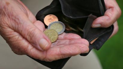 Eine Rentnerin hält einen Geldbeutel mit verschiedenen Euromünzen. Die IG Metall hat vor der Vorstellung der Rentenkommission der Bundesregierung ein steigendes Rentenniveau in Deutschland gefordert. Symbolbild: Karl-Josef Hildenbrand/dpa