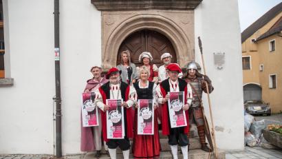Bild: Claudia Flor
Der Organisationsausschuss des Mittelalterlichen Markts steht bereit (von links): Raphael Haubelt, Bürgermeister Armin Schärtl, Cosima Wittenzellner, Martina Klose, Irene Ehemann, Herrmann Böhnert, Karl Beer und Michael Giesl.