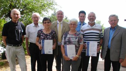 Bild:  [GIS]
Im Bild: (von links): Zweiter B&uuml;rgermeist er Karl-Heinz Glaser, Alfons Klingel, Edith Knarr, Vorstandsmitglied Jos&eacute;-Ricardo Castro-Riemenschneider, Christa Brade, Kreisgesch&auml;ftsf&uuml;hrer Christian Hartmann, Holger H&uuml;ttner, Rudolf Elvers.