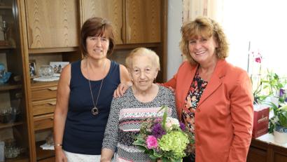 Bild: NJN
Karoline M&uuml;ller feierte ihren 90. Geburtstag. Die Gr&uuml;&szlig;e der Stadt &uuml;berbrachte dritte B&uuml;rgermeisterin Sonja Heindl (rechts). Mit auf dem Bild Tochter Birgit Kraus (links).