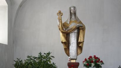 Die Rita-Kapelle im Nordflügel der Fuchsmühler Wallfahrtskirche ist ein gerne besuchter Ort der Gläubigen. Mit Rosen geschmückt präsentiert sie sich auch heuer wieder zum Ritafest.  	Bild: wro