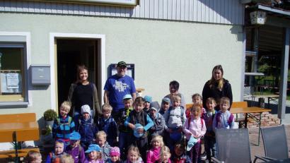 Viel erlebt hat die Delfin-Gruppe des Kinderhauses Mobile auf einer Waldwanderung.  	Bild: ak