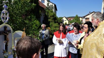 Flurprozession in Pressath:  An  geschmückten Altären gedenken die Gläubigen den Anliegen der Menschen.  	Bild: mng