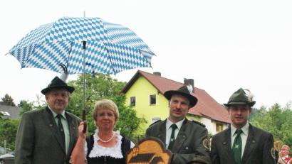 Festleiter Manfred Scherl, Schirmherrin Renate Probst, 1. Vorsitzender Thomas Schießl und 2. Vorsitzender Jürgen Scherl stehen über das Jubiläumsfest