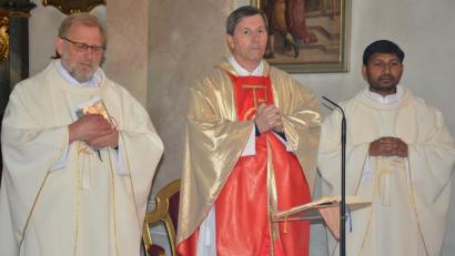 Dekan Martin Finkel (Mitte) führte dieses Mal den Resl-Gebetstag an. An seiner Seite Pfarrseelsorger Pater Benedikt Leitmayr (links) und Pater John vom Kloster Fockenfeld. Dekan Martin Finkel ging in seiner Predigt auf die Gemeinsamkeiten der heiligen Bernadette und der Therese Neumann ein.