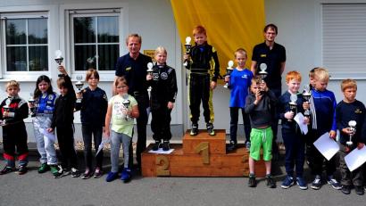 So klein und schon so schnell: 110 Buben und Mädchen gehen beim Nordostbayerischen Kart-Wettbewerb auf dem Ach-Gelände an den Start. Für die schnellsten Nachwuchs-Piloten gibt es Pokale.