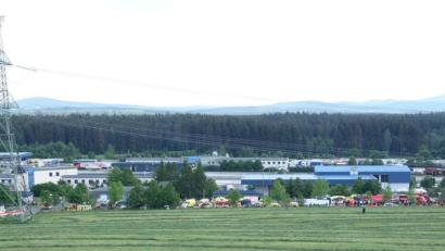 Vom Unglücks-Lastwagen (rechts) zieht sich das Einsatz-Szenario über das gesamte Areal des Autobahn-Grenzübergangs.  	Bilder: Josef Forster (4)