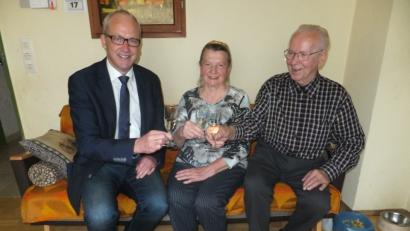 Auf weitere gemeinsame Jahre stießen Johann und Hildegard Siegert mit Bürgermeister Bernhard Lindner (links) an.