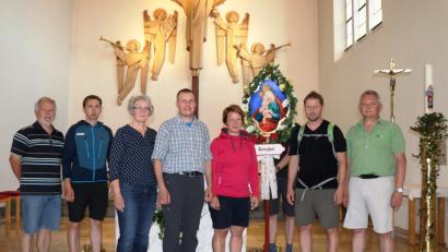 Die geehrten Wallfahrer vor dem Altarbild der Herz-Jesu-Kirche Sorghof (von links): Vorbeter Otto Sertl, Pilgerführer Manuel Plößner, Meta Jitschin, Alexander Jitschin, Susanne Plößner, Bildträger Benedikt Schaaf (verdeckt), Wolfgang Plößner und Hans-Jürgen Ulrich (Holzhammer).	Bild: er