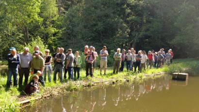 Über 40 Jagdgenossen und Waldbauern nehmen mit Jagdpächter Josef Strobl an der Revierbegehung von Schnaittenbach-West teil.  	Bild: sh
