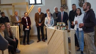 Stefan Aichner von der "Jugendbauhütte" sowie Stephanie Reiterer und Jan Weber-Ebnet (von rechts) von der LAG "Architektur und Schule" hoben die gute Zusammenarbeit mit den Schülerinnen und Schülern heraus.	Bild: weu (3)