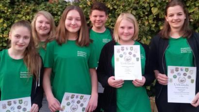 Die erfolgreichen Schützinnen:  (von links) Manuela Kick, Theresa Stengl, Selina Ellmann, Elias Schütz, Magdalena Stengl und Anna-Lena Meier.  	Bild: dl