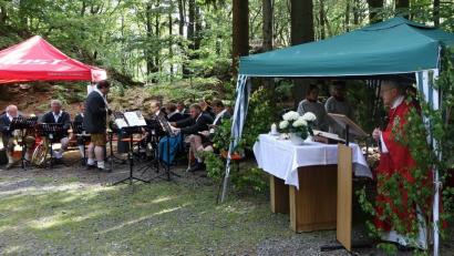 BGR Pfarrer Michael Reitinger zelebrierte den Festgottesdienst am höchsten Punkt im Landkreis Schwandorf. Er wurde umrahmt von der Blaskapelle Stadlern. 	Bilder: mmj (3)
