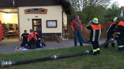 Die Feuerwehrleute aus Oberlind üben fast bis Mitternacht.	Bild: dob