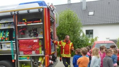 Die Fahrzeuge der verschiedenen Hilfsorganisationen hatten es den Kindern besonders angetan.  	Bild: mad