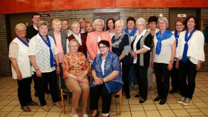 Langjährige Mitglieder wurden bei der Muttertagsfeier des Katholischen Frauenbundes für ihre Treue ausgezeichnet. Es gratulierte die Vorstandschaft um Brigitte Weig (links). Glückwünsche überbrachte auch die Bezirksleiterin Erna Weiß aus Mähring (3. von rechts). Im Namen der Pfarrei gratulierte auch Pfarrer Maximilian Roeb (2. von links). Bild: wro