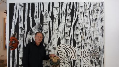 Das Zebra im Birkenwald. Auch ansonsten vereint Wigg Bäuml in seiner aktuellen Ausstellung im "Kunstraum Wigg" in Kallmünz afrikanische Kunst und eigene Werke sehr harmonisch.  	Bild: Wolke