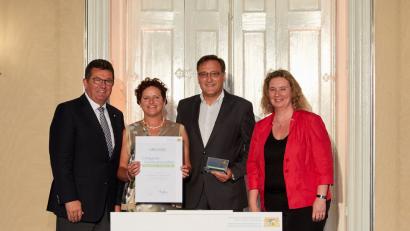 Familienministerin Kerstin Schreyer (rechts) und Wirtschaftsminister Franz Josef Pschierer (links) zeichnen Carola und Armin Sengenberger mit dem Preis "Erfolgreich.Familienfreundlich" aus. 	Bild: Schäffler