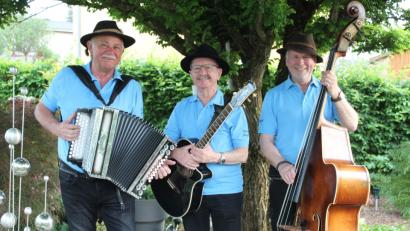 Roman Karl (Mitte) ersetzt Alfons Kistenpfennig im Trio der "Neisteder Zoiglmusi". Franz Harrer (links) und Dieter Seidl (rechts) haben die Kultformation gemeinsam mit Kistenpfennig vor 12 Jahren gegründet.	Bild: Hans Prem