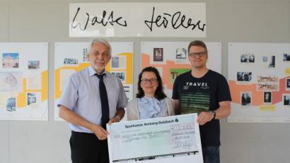 Schulleiter Wolfgang Pfeifer und Organisatorin Brunhilde Lommer sowie der Verantwortliche der Bunten Abende, Christian Joos (von links), über die außerordentliche Spendenbereitschaft der gesamten Schulfamilie.  	Bild: lhc