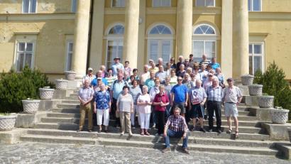 Die Reisegruppe vor einer der zahlreichen Kirchen, die sie auf ihrer Slowakei-Fahrt besuchte.  	Bild: exb