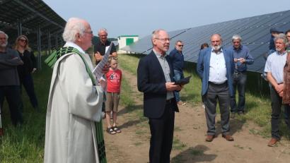 Die Geistlichen Leo Feichtmeier und Paul Warkentin (von links) segneten die Freiflächen-Photovoltaikanlage bei Fronberg.