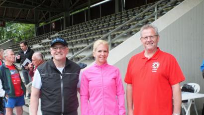 OB Andreas Feller (rechts, mit der Langstreckenläuferin Holly Zimmermann bei der Eröffnung 2016)) wird mit Armin Wolf (links) den Startschuss geben. 	Bild: exb/Stadt Schwandorf
