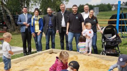 Der Vorsitzende der Jungen Union Oberviechtach, Philipp Troppmann (Dritter von rechts), freute sich beim Spielefest der Jungen Union auch über viele Ehrengäste. Landrat Thomas Ebeling (links) und MdL Alexander Flierl (Mitte) testeten ebenfalls die Spielestationen.	Bild: (weu)